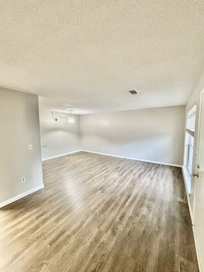 Building Photo - *1/2 Off 1st Months Rent!* 4 Bed, 2 Bath Condo Near MTSU in Murfreesboro