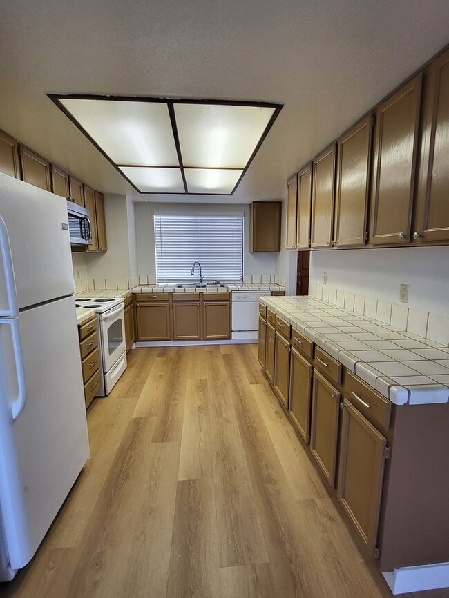 Foto del edificio - Recently Upgraded Townhouse in the Hills o...