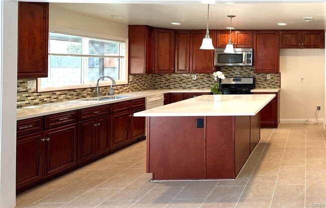 Foto del edificio - 7208 Enfield Ave