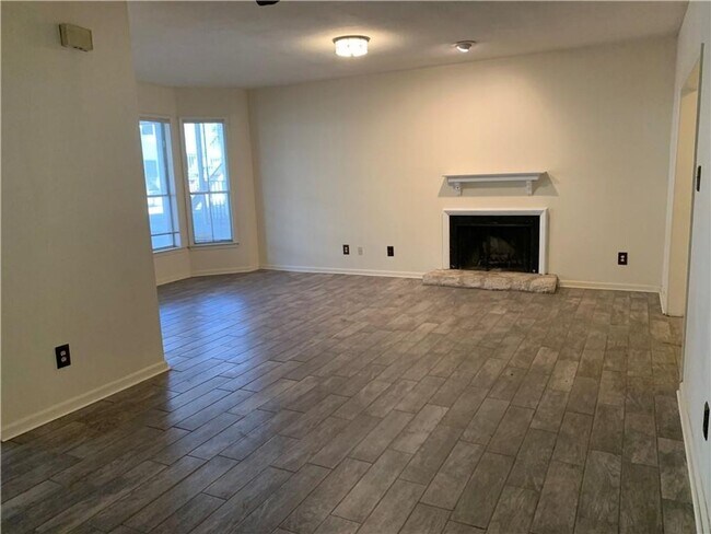 Building Photo - UT PRE-LEASE - 1 bed / 1 bath Updated West Campus Condo