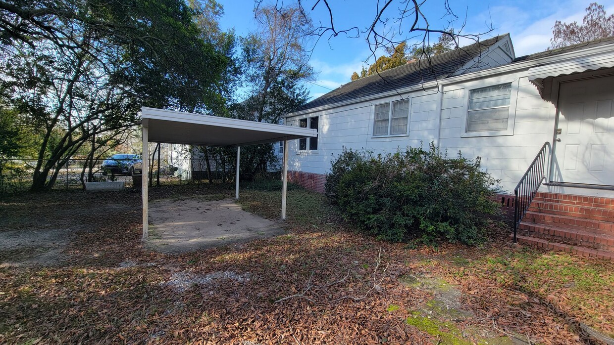 Foto del edificio - Welcome Home!  Single carport located in b...