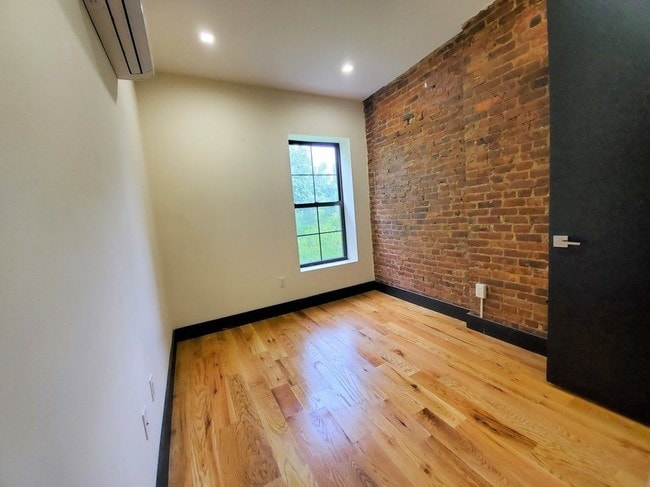 Building Photo - 758 Putnam Ave