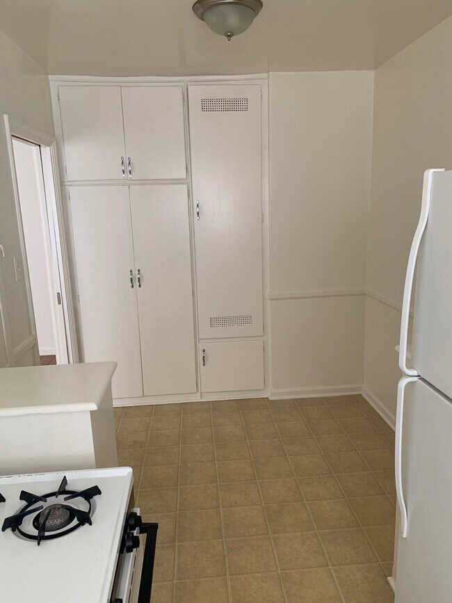 Kitchen - 130 N Berendo St