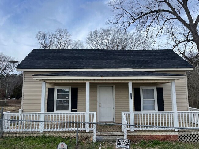 Building Photo - 2 Bed, 1 Bath home, Small pets OK! $1,000 ...