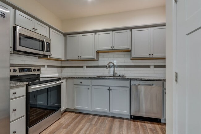 Building Photo - 2 Bedroom 1 car garage