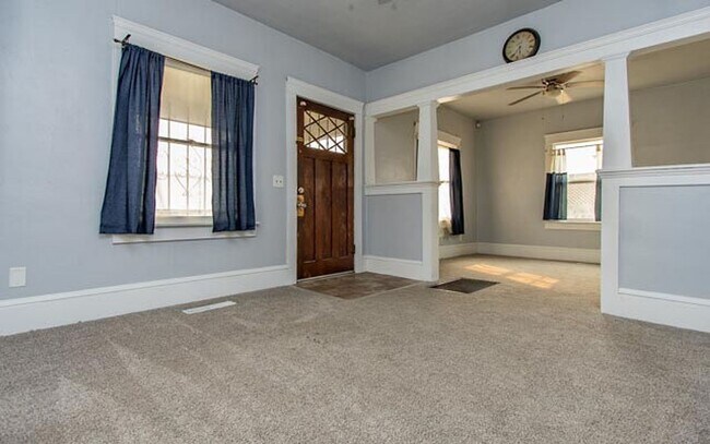 Building Photo - 453 S Center St