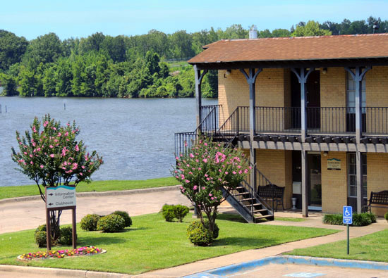 Foto del edificio - Villa Del Lago Apartments