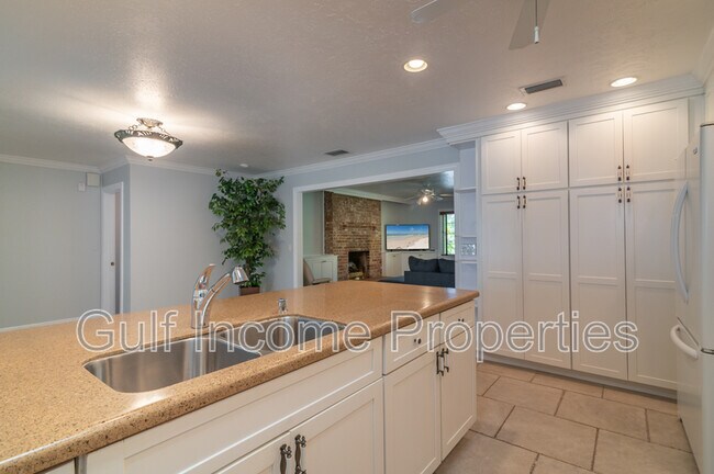 Building Photo - 2130 Pinehurst St