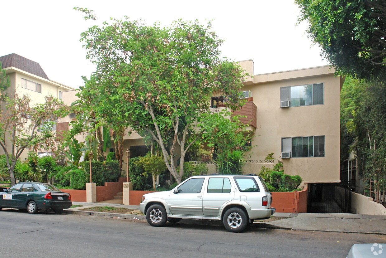 Building Photo - 650 Westmount Dr