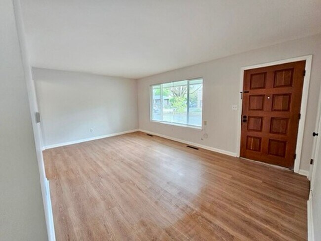 Foto del edificio - Newly Updated 3 Bed, 1.5 Bath Duplex Unit with Garage in Lovely Inner SE