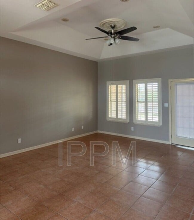 Foto del edificio - 3318 Champagne Ln