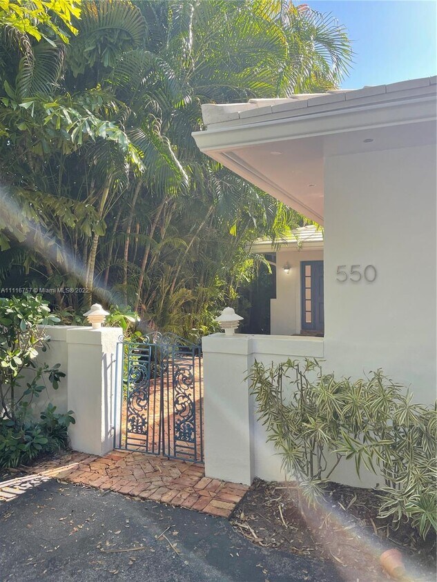 Primary Photo - 550 Vittorio Ave