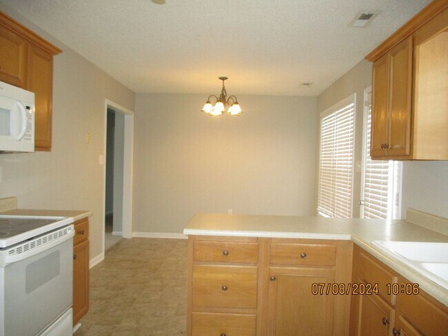 Building Photo - 615 Sunpointe Dr
