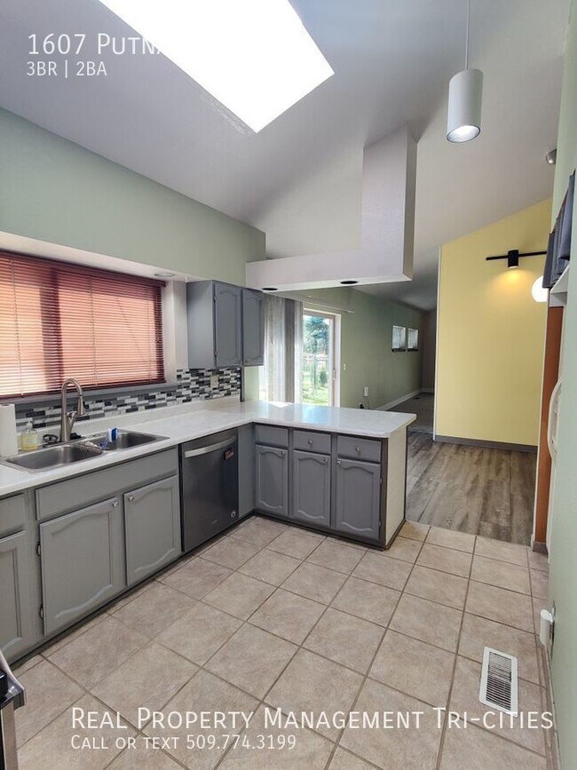 Building Photo - Pet Friendly Single Family Home in Central...