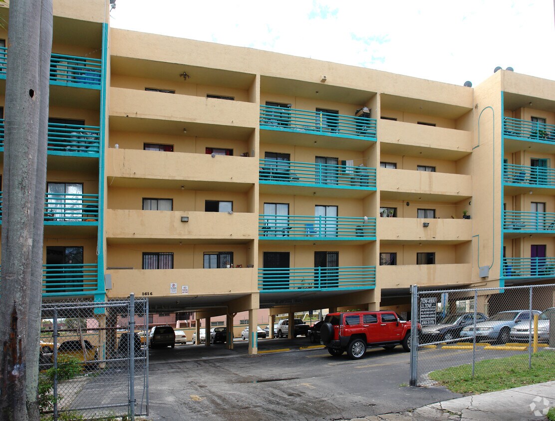 Foto del edificio - 1616 NW 19th Ter