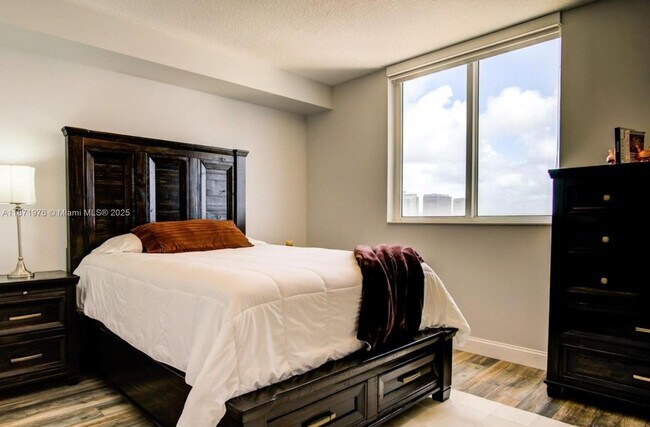 Foto del edificio - 601 NE 23rd St