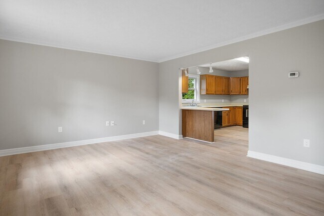 Photo - 3 bed/ 2 1/2 bath pet friendly fenced yard Townhome