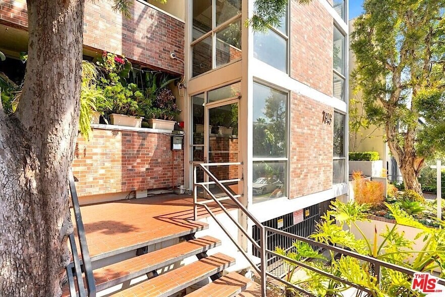 Foto principal - 7949 Selma Ave