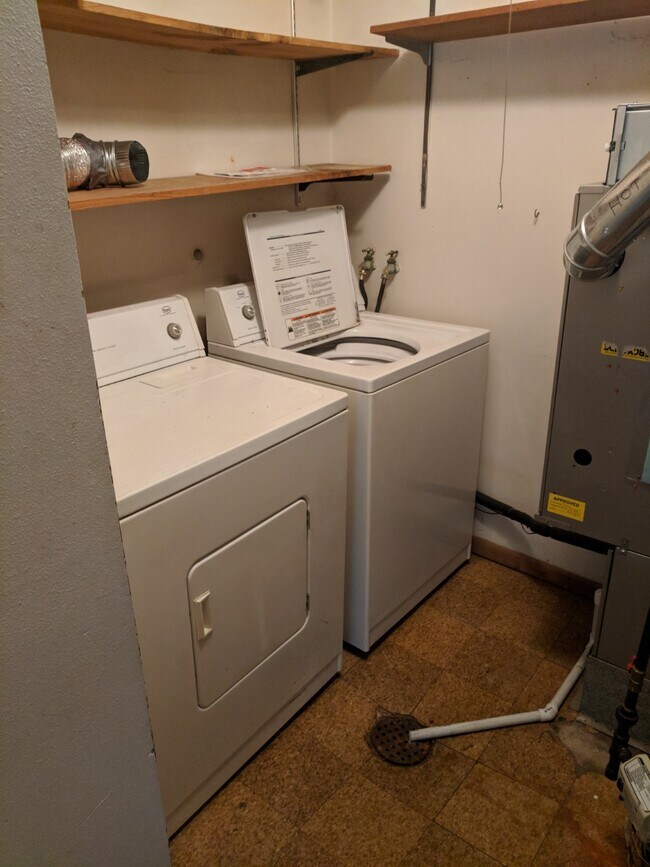 washer dryer included - 2620 Melrose Ave