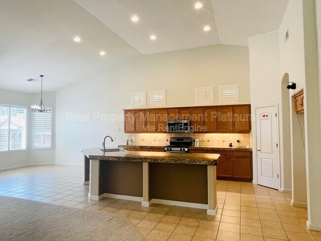 Foto del edificio - 2450 Magill Ave