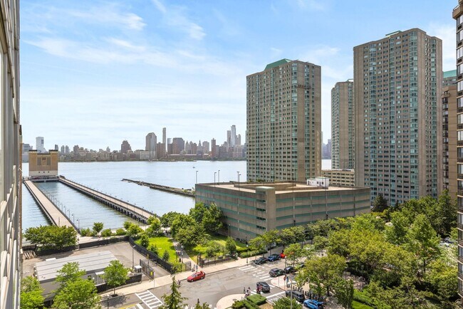 Foto del edificio - 20 Newport Pkwy