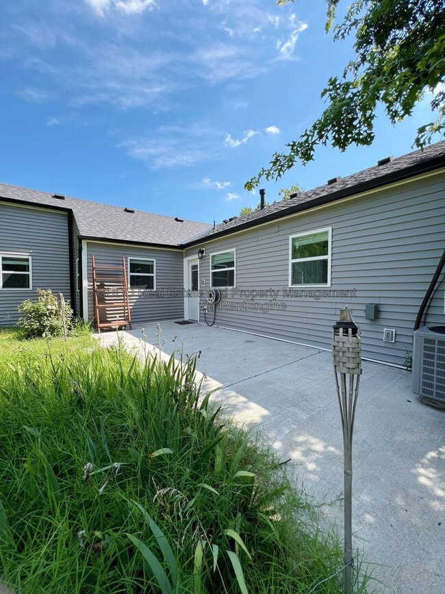 Building Photo - 5802 N Park Ave