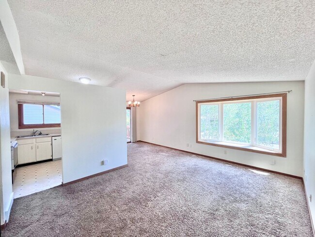 Foto del edificio - 3 Bedroom, 2 Bath Bi-Level Home with 2 car Attached Garage in Northwest Loveland, CO