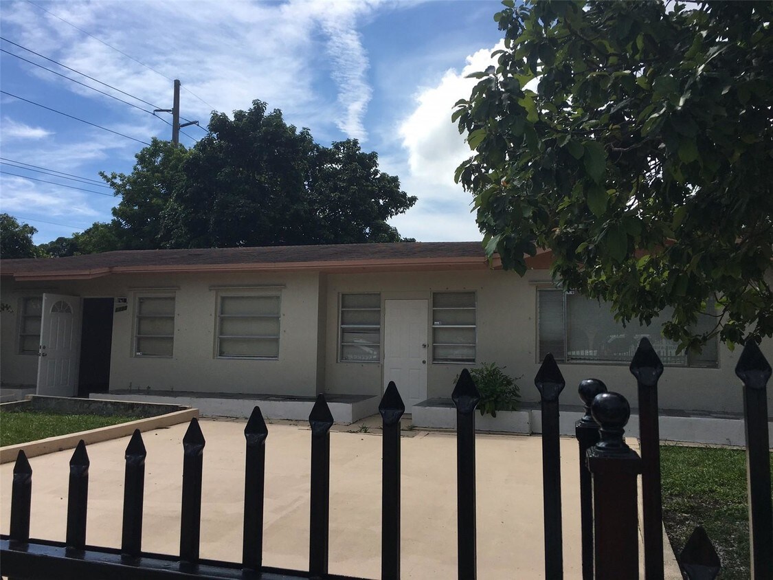 1398 NE 156th St, North Miami Beach, FL 33162 Room for Rent in North