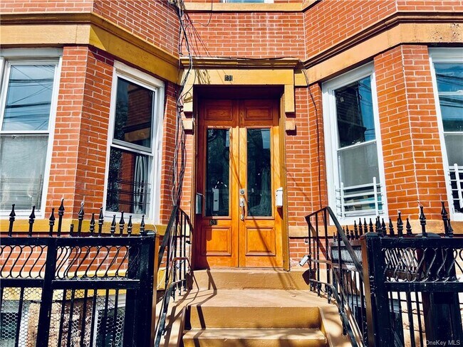 Building Photo - 691 Cauldwell Ave