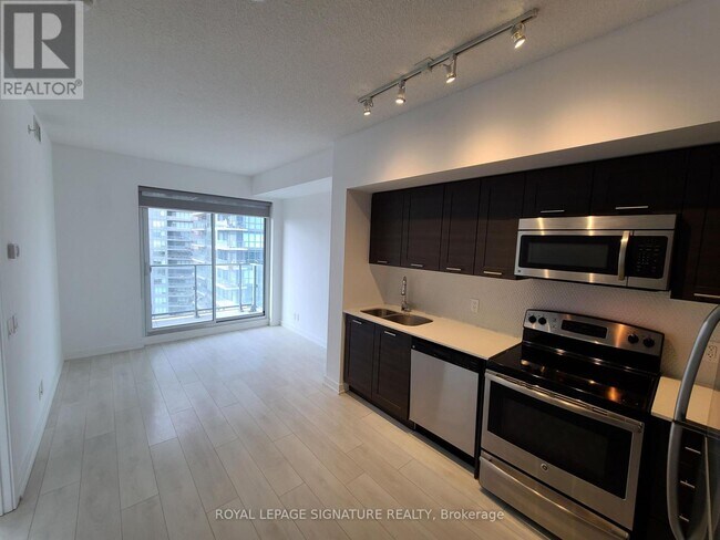 Photo du bâtiment - 2220 Lake Shore Blvd W