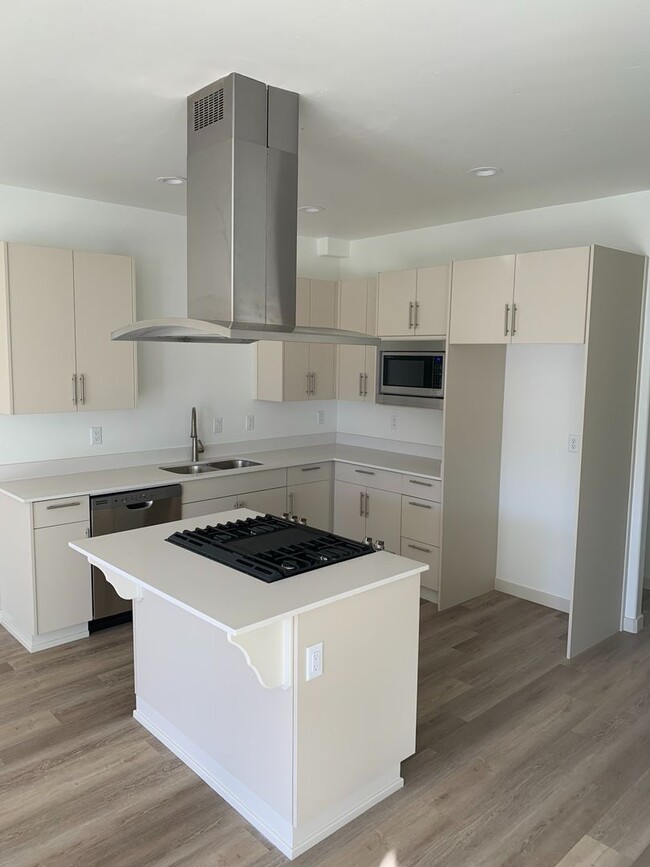 Building Photo - Modern 3 Bed/2.5 Bath Townhome in NW Redmond