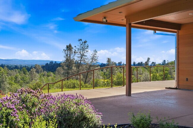 Foto del edificio - Peaceful Hilltop Retreat with Views | Unfurnished 5BD Executive Home on Private Knoll