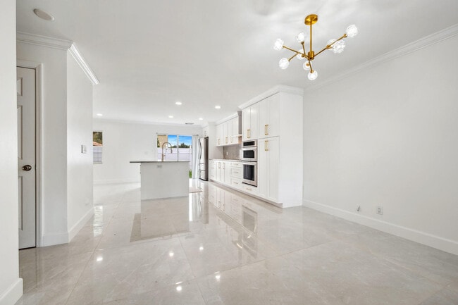Building Photo - 3460 Commodore Ct