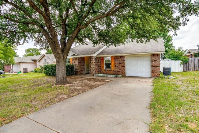 Foto del edificio - Cozy 3 Bed, 2 Bath Home Minutes Away from ...