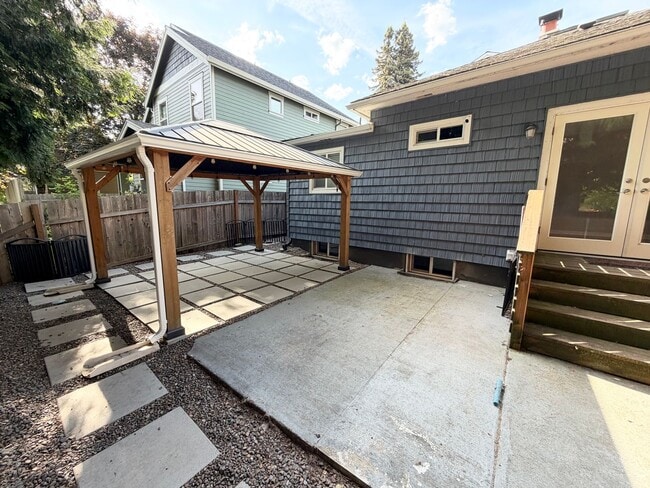 Foto del edificio - North PDX Haven: 2bd/1bath Bikeable Bungalow with Huge Covered Patio & Central A/C