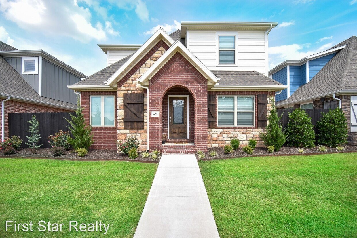 Primary Photo - 4 br, 3.5 bath House - 628 N Malbec Rd