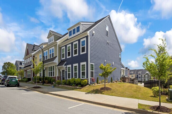 Foto del edificio - End Unit Townhome with many Upgrades - Downtown Wake Forest!