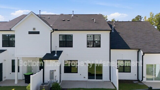 Building Photo - 730 Putney Hl Rd