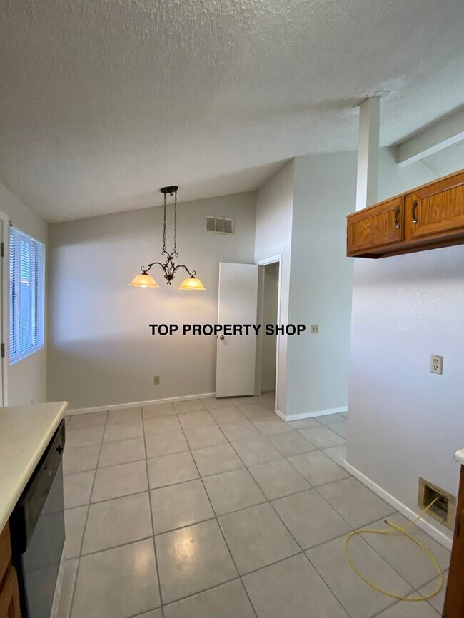 Building Photo - 2 BEDROOM CONDO!