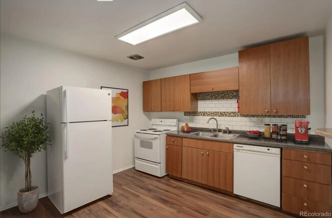 Foto del edificio - Spacious & Remodeled 3-Bedroom Corner Unit...
