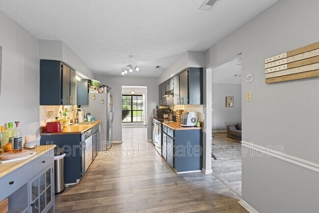 Foto del edificio - 827 Lost Grove Ln
