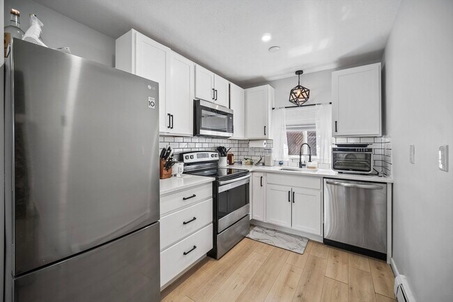 Building Photo - 549 Adams St