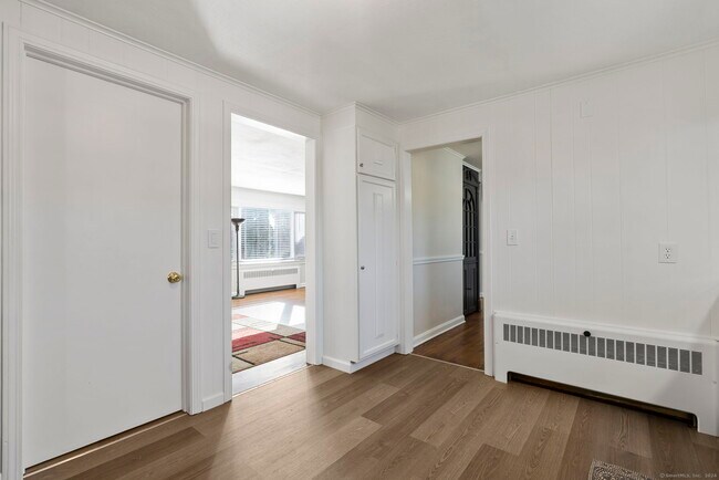 Building Photo - 19 Woodside Dr
