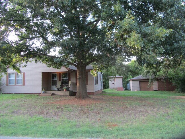 Building Photo - 913 Star St