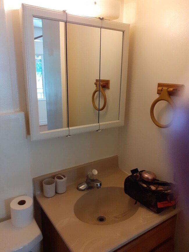 Foto del edificio - $1850. Garden Studio INCLUDES ALL UTILITES + WIFI INTERNET. Furnished.