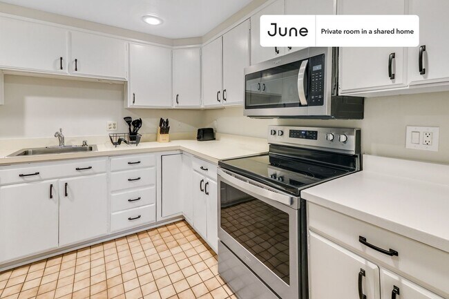 Foto del edificio - Room in Shared 7 bed/3.5 bath home in Southwest Waterfront