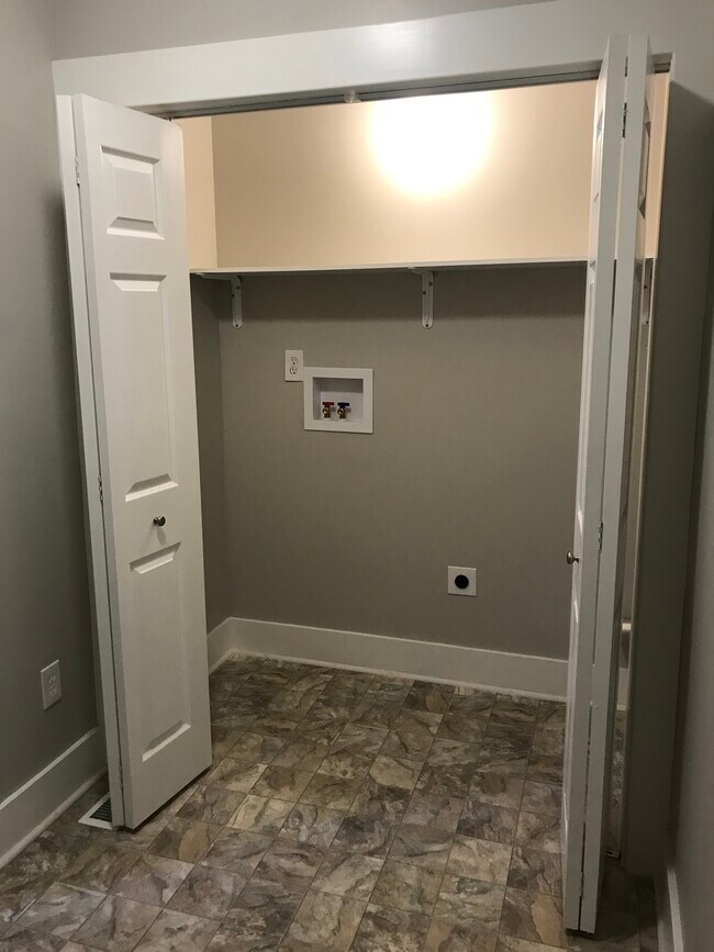 washer/dryer hookups in walk-in closet - 1102 Kirkland Ave