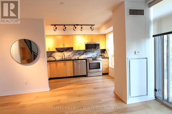 Photo du bâtiment - 800-800 King St W