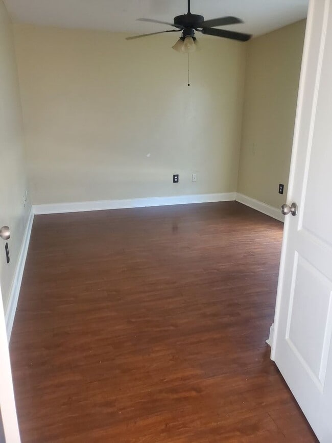Building Photo - Gorgeous 3 bedroom 2 bathroom brick home