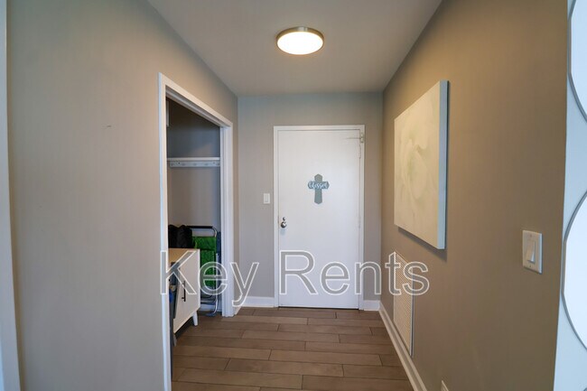 Foto del edificio - 825 Bayshore Dr